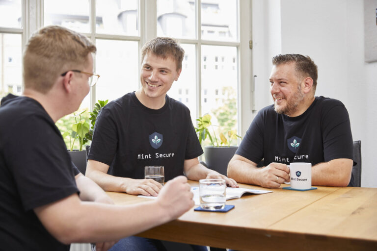 Gründer von Mint Secure am Tisch