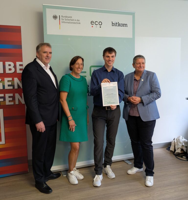Übergabe der Urkunde zur Hall of Fame